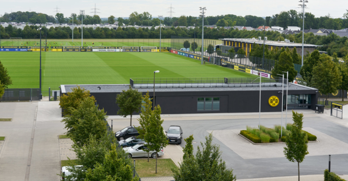 Multifunktionsgebäude Mit Dachterrasse